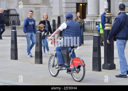 London, England, Großbritannien. Mann auf einer Santander mietet sich ein Fahrrad auf dem Bürgersteig in Whitehall. Stockfoto