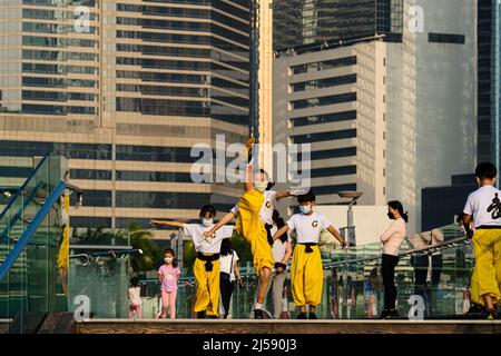 Hongkong, China. 21. April 2022. Kinder üben im Park Kung Fu. Hongkong lockerte einige seiner härtesten Maßnahmen zur sozialen Distanzierung am Donnerstag strömten viele Menschen in Einkaufszentren, Parks, Fitnessstudios und Restaurants, die nun zum ersten Mal seit mehr als drei Monaten zum Abendessen geöffnet haben. (Bild: © Keith Tsuji/ZUMA Press Wire) Stockfoto