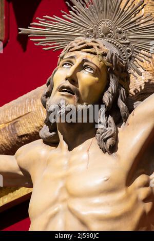 VALENCIA, SPANIEN - 17. FEBRUAR 2022: Detail der Kreuzigungsstatue in der Kirche Basilica de San Vicente Ferrer von Carmelo Vicent Suria Stockfoto