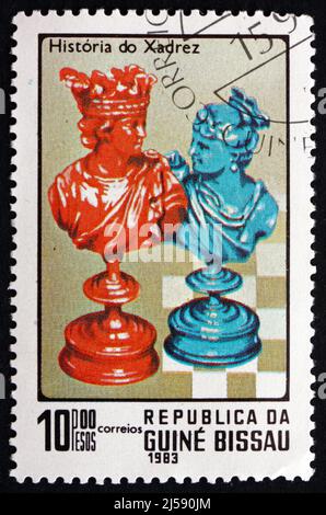 GUINEA-BISSAU - UM 1983: Eine in Guinea-Bissau gedruckte Briefmarke zeigt König und Königin, Schachfiguren, um 1983 Stockfoto