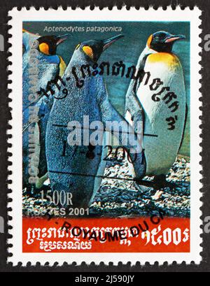 KAMBODSCHA - UM 2001: Eine in Kambodscha gedruckte Marke zeigt King Penguin, Aptenodytes Patagonica, Penguin, um 2001 Stockfoto