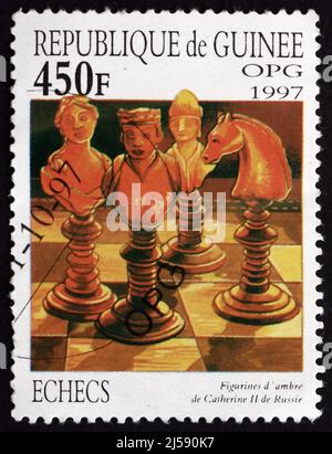 GUINEA - UM 1997: Eine in Guinea gedruckte Briefmarke zeigt Schachfiguren aus Russland, um 1997 Stockfoto