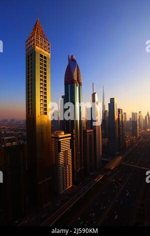 moderne Architektur, Dubai, Wolkenkratzer, Stadt, atemberaubende Aussicht auf Skyline mit Hochhäuser, Skyscraper, Hotels über Sheikh Zayed Road Stockfoto