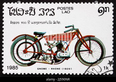 LAOS - UM 1985: Eine in Laos gedruckte Marke zeigt 1920 Gnome Rhone, Motorrad, um 1985 Stockfoto