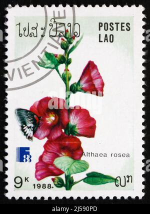 LAOS - UM 1988: Eine in Laos gedruckte Marke zeigt Hollyhock, Althaea Rosea, Ornamental Plant, um 1988 Stockfoto