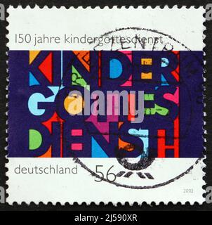 DEUTSCHLAND - UM 2002: Eine in Deutschland gedruckte Briefmarke zeigt die Kinderkirche, 150.. Jahrestag, um 2002 Stockfoto