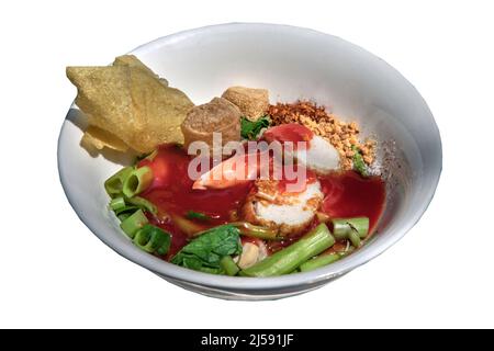 Traditionelle Yentafo- oder Eiernudeln mit rosafarbener Sauce und Fischbällchen, gebratener Tofu, chinesischem Morning Glory, gebratenem Wonton, gemahlener Erdnuss und gemahlenem getrocknetem Chi Stockfoto