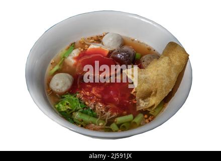 Traditionelle Yentafo- oder Eiernudeln-Suppe mit rosa Sauce und Fischbällchen, Garnelenkugel, Schweineblut, chinesischem Morgenruhm und gebratenem Wonton in weißer Schüssel Stockfoto