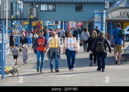 Weymouth, Dorset, Großbritannien. 21.. April 2022. Wetter in Großbritannien. Besucher am Meer genießen die glühend heiße Nachmittagssonne im Badeort Weymouth in Dorset. Bildnachweis: Graham Hunt/Alamy Live News Stockfoto