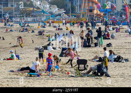 Weymouth, Dorset, Großbritannien. 21.. April 2022. Wetter in Großbritannien. Besucher am Strand genießen die heiße Nachmittagssonne im Badeort Weymouth in Dorset. Bildnachweis: Graham Hunt/Alamy Live News Stockfoto