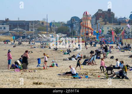 Weymouth, Dorset, Großbritannien. 21.. April 2022. Wetter in Großbritannien. Besucher am Strand genießen die heiße Nachmittagssonne im Badeort Weymouth in Dorset. Bildnachweis: Graham Hunt/Alamy Live News Stockfoto