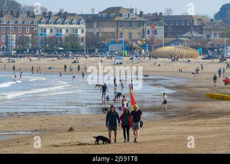 Weymouth, Dorset, Großbritannien. 21.. April 2022. Wetter in Großbritannien. Besucher am Strand genießen die heiße Nachmittagssonne im Badeort Weymouth in Dorset. Bildnachweis: Graham Hunt/Alamy Live News Stockfoto