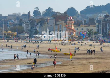 Weymouth, Dorset, Großbritannien. 21.. April 2022. Wetter in Großbritannien. Besucher am Strand genießen die heiße Nachmittagssonne im Badeort Weymouth in Dorset. Bildnachweis: Graham Hunt/Alamy Live News Stockfoto