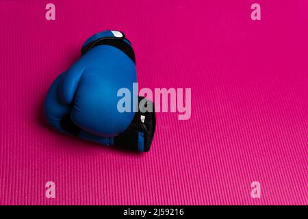 Lederhandschuh blau Boxmatte isoliert weiß Paar Punsch, Konzept gesunde Lifestyle-Ausrüstung Match in Sportbekleidung und zwei Schuss, Boxer Hintergrund. , Stockfoto