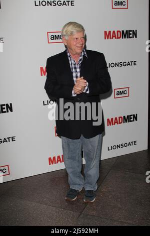 LOS ANGELES, CA - 20. MÄRZ: Die Schauspielerin Jessica Pare kommt am 20. März 2013 in Los Angeles, Kalifornien, zur Premiere der „Mad Men“-Saison 6 im DGA Theatre. Personen: Robert Morse Kredit: Storms Media Group/Alamy Live News Stockfoto