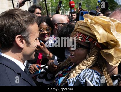 Präsidentschaftskandidat und französischer Präsident Emmanuel Macron, der am 21. April 2022 in Saint-Denis, außerhalb von Paris, Frankreich, einen Wahlkampf führt. In einer Stichwahl zwischen dem zentristischen Amtsinhaber Emmanuel Macron und der nationalistischen Rivalin Marine Le Pen stehen die französischen Wähler am Sonntag an den Umfragen. Foto von Jacques Witt/Pool/ABACAPRESS.COM Stockfoto