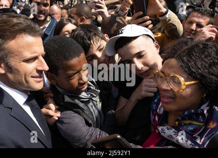 Präsidentschaftskandidat und französischer Präsident Emmanuel Macron, der am 21. April 2022 in Saint-Denis, außerhalb von Paris, Frankreich, einen Wahlkampf führt. In einer Stichwahl zwischen dem zentristischen Amtsinhaber Emmanuel Macron und der nationalistischen Rivalin Marine Le Pen stehen die französischen Wähler am Sonntag an den Umfragen. Foto von Jacques Witt/Pool/ABACAPRESS.COM Stockfoto
