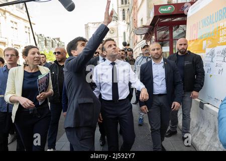 Präsidentschaftskandidat und französischer Präsident Emmanuel Macron, der am 21. April 2022 in Saint-Denis, außerhalb von Paris, Frankreich, einen Wahlkampf führt. In einer Stichwahl zwischen dem zentristischen Amtsinhaber Emmanuel Macron und der nationalistischen Rivalin Marine Le Pen stehen die französischen Wähler am Sonntag an den Umfragen. Foto von Jacques Witt/Pool/ABACAPRESS.COM Stockfoto