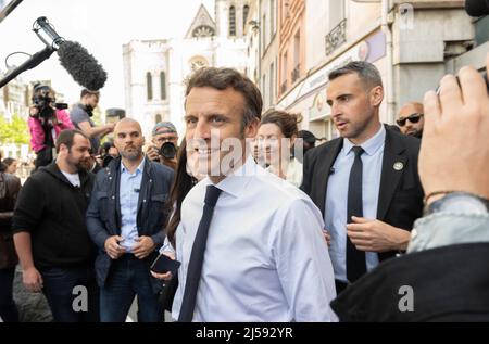Präsidentschaftskandidat und französischer Präsident Emmanuel Macron, der am 21. April 2022 in Saint-Denis, außerhalb von Paris, Frankreich, einen Wahlkampf führt. In einer Stichwahl zwischen dem zentristischen Amtsinhaber Emmanuel Macron und der nationalistischen Rivalin Marine Le Pen stehen die französischen Wähler am Sonntag an den Umfragen. Foto von Jacques Witt/Pool/ABACAPRESS.COM Stockfoto