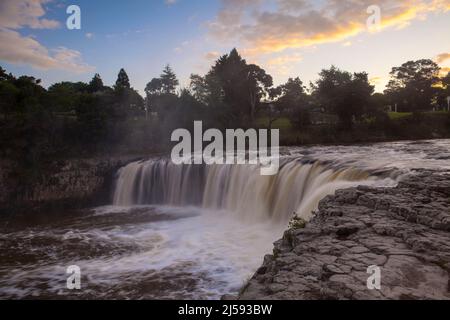 Haruru Falls bei Sonnenuntergang in der Nähe von Paihia in der Bay of Islands in der Northland-Region von North Island, Neuseeland. Stockfoto