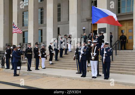 Washington, Usa. 21. April 2022. US-Verteidigungsminister Lloyd Austin trifft die tschechische Verteidigungsministerin Jana Cernochova am 21. April 2022 in Washington, USA. Quelle: Karel Capek/CTK Photo/Alamy Live News Stockfoto