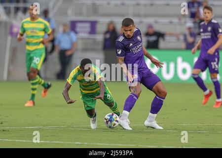 Orlando, FL: Der Mittelfeldspieler Junior Etou (6) von Tampa Bay Rowdies wird während der Runde beim Spiel des Orlando City-Stürters Silvester van der Water (14) ins Feld gestürbt Stockfoto