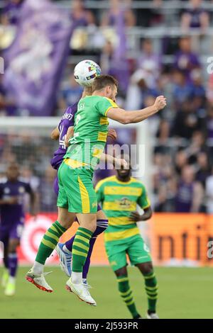 Orlando, FL: Orlando City-Stürmer Silvester van der Water (14) und Tampa Bay Rowdies Mittelfeldspieler Conner Antley (2) haben sich während der Runde zum Kopfball aufgemacht Stockfoto