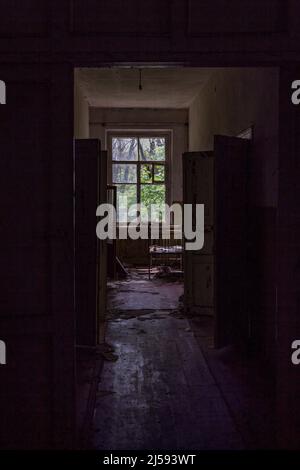 Verlassene Korridore im Pripyat-Haus, Tschernobyl-Ausschlusszone, 2019-Winkel-Schuss Stockfoto