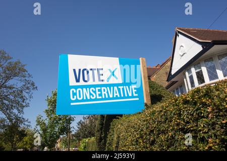 Abstimmung Konservative lokale Wahlpartei politisches Banner und Horten in Barnes, Südwestlondon, Richmond upon Thames, London, England, VEREINIGTES KÖNIGREICH Stockfoto
