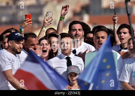 Marseille, Frankreich. 16. April 2022. Emmanuel Macron sah während des politischen Treffens auf der Bühne die französische Hymne La Marseille mit seinen Anhängern singen. Der französische Präsident Emmanuel Macron, Kandidat für die Präsidentschaftswahl der 'La Republique en Marche' (LREM), hatte eine öffentliche Sitzung in Marseille. Die zweite Runde der französischen Präsidentschaftswahlen soll am 24. April stattfinden. (Foto von Gerard Bottino/SOPA Images/Sipa USA) Quelle: SIPA USA/Alamy Live News Stockfoto