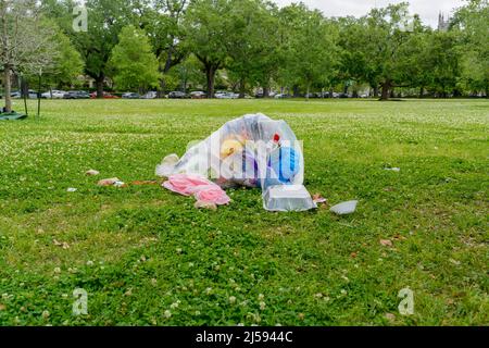 Öffnen Sie am 18. April 2022 im Audubon Park in New Orleans, LA, USA, den Müllbeutel mit verschüttendem Müll, der nach dem Ostersonntagspicknick zurückgelassen wurde Stockfoto