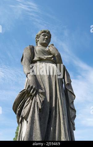 Das italienische Marmordenkmal aus dem Jahr 1898, das das Grab der Opernsängerin markiert, Blanche roosevelt macchetta, brompton Friedhof, london, england Stockfoto