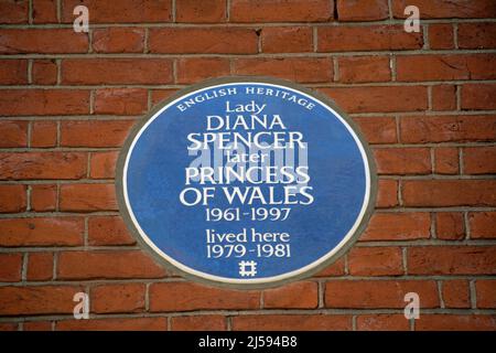 eine blaue Tafel aus englischem Erbe, die ein Haus der Dame diana spencer, später Prinzessin von wales, im Süden von kensington, london, england, kennzeichnet Stockfoto