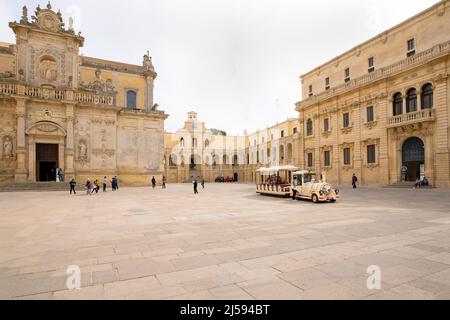 Panoramablick auf die Piazza del Duomo (Platz) in Lecce, Apulien, Italien. Stockfoto