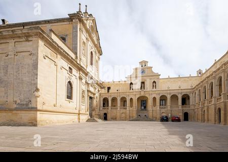 Panoramablick auf die Piazza del Duomo (Platz) in Lecce, Apulien, Italien. Stockfoto