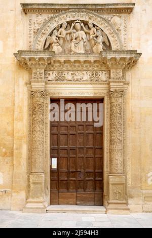 Die Krönung Mariens. Portal der Kirche von St. Maria degli Angeli o Di San Francesco Di Paola in Lecce, Apulien, Italien. Stockfoto