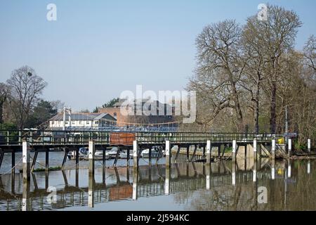 Ein ruhiger Tag im frühen Frühjahr am teddington Wehr, von der Schinkenseite der themse aus gesehen, Schinken, surrey, england Stockfoto