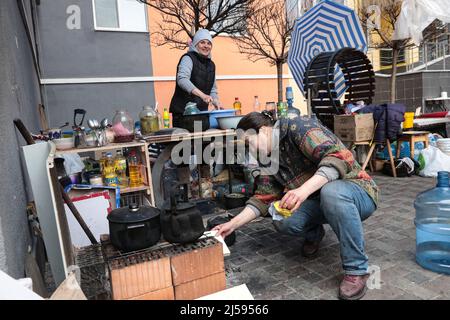 IRPIN, UKRAINE - 20. APRIL 2022 - Iryna Tschubatenko, eine Einheimische, die die russische Besatzung überlebt hat, kocht in einer provisorischen Küche, die sie mir organisiert hat Stockfoto
