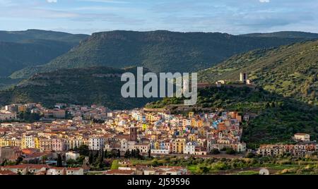 Fernansicht der Stadt Bosa mit Schloss Serravalle, Sardinien, Italien Stockfoto