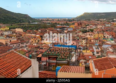 Blick auf die Stadt und den Yachthafen von Bosa vom Schloss Serravalle, Sardinien, Italien Stockfoto