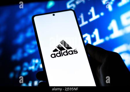 West Bangal, Indien - 20. April 2022 : Adidas-Logo auf dem Telefonbildschirm Stockbild. Stockfoto