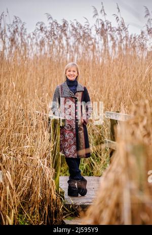 Nur zur redaktionellen Verwendung - Autorin Kate Mosse OBE fotografiert auf Rückbetten in Fishbourne, Bosham, West Sussex UK Stockfoto