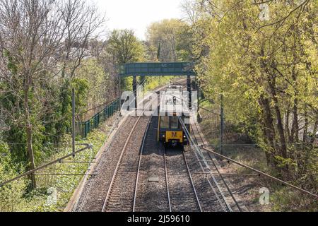 Ein Zug, der mit dem Metro-System Tyne and Wear fährt, West Jesmond, Newcastle upon Tyne, Großbritannien. Quelle: Hazel Plater/Alamy Stockfoto