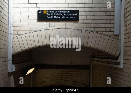 Ein Schild an der Unterführung der Metrostation Tyne and Wear gibt den Benutzern Wegbeschreibungen, West Jesmond, Newcastle Upon Tyne, Großbritannien Stockfoto