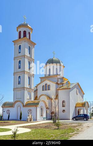 Belgrad, Serbien - 13. April 2022: Der neue Heilige Matthäus der Apostel Serbisch-orthodoxe Kirchenbau in Surcin. Stockfoto