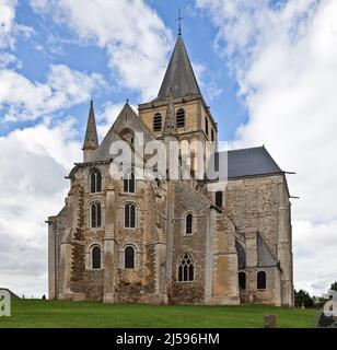 Cerisy-la-Forêt, Normandie, Abteikirche von Osten mit dreizoniger Apsis Chorflankentürmchen und Querhaus nach 1070 bis ca 1130 erbaut, OG des Vierungs Stockfoto