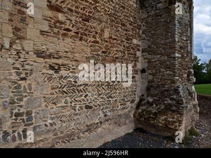 Cerisy-la-Forêt, Normandie, Abteikirche, Mauerwerk des 11. JH an der Südseite aus Kalkstein und Schiefergestein grossenteils im Fischgrätverband Stockfoto