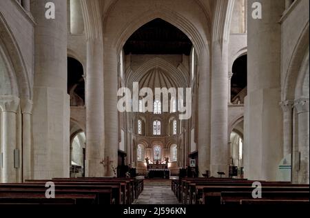 Cerisy-la-Forêt, Normandie, Abteikirche Innenraum nach Osten mit dreizonigem Wandaufbau Sterngewölbe des 14. Jhd in der Apsis und nachträglich verstar Stockfoto