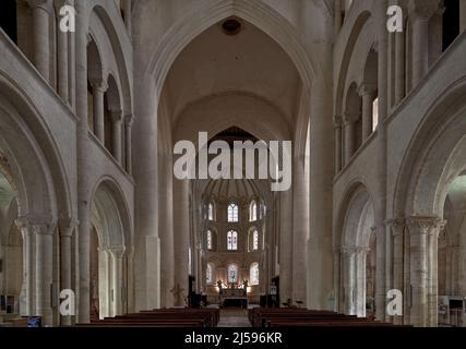 Cerisy-la-Forêt, Normandie, Abteikirche Innenraum nach Osten mit dreizonigem Wandaufbau Sterngewölbe des 14. Jhd in der Apsis und nachträglich verstar Stockfoto