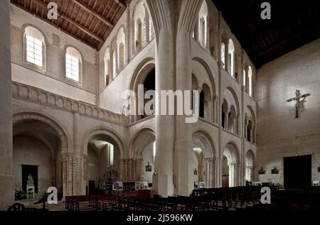 Cerisy-la-Forêt, Normandie, abteikiche Innenraum nach Südwesten mit Abschlußmauer des 18 Jh Querhausempore und nachträglich verstärktem Vierungspfeil Stockfoto